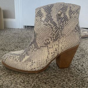 NWOB Vince Camuto Hammerton Snakeskin Western style booties ankle boots size 8